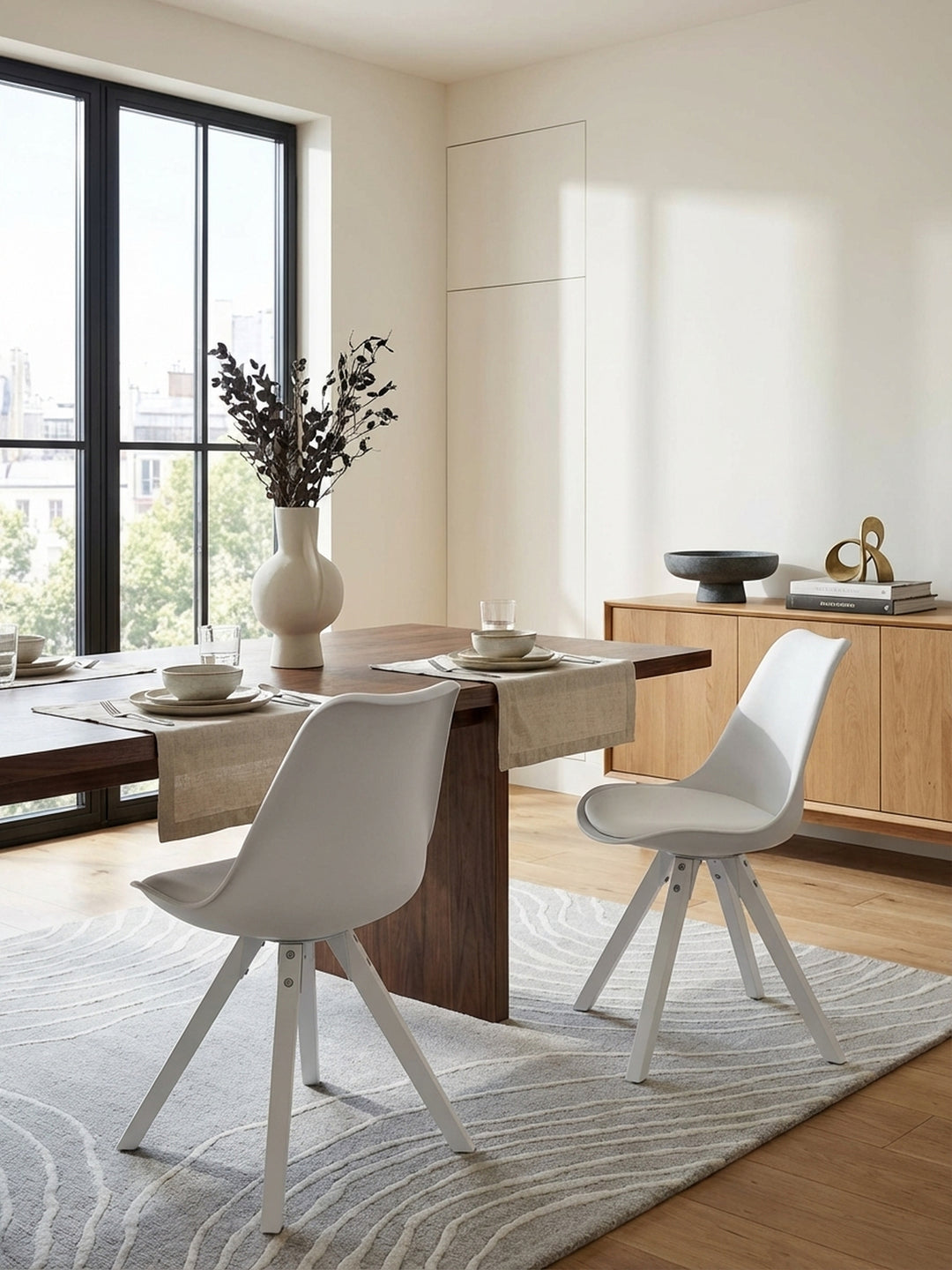 Draufsicht auf ein Esszimmer-Ensemble mit dem 2er-Set weißer Schalenstühle, das die klaren Linien und die harmonische Raumaufteilung im skandinavischen Stil zeigt._