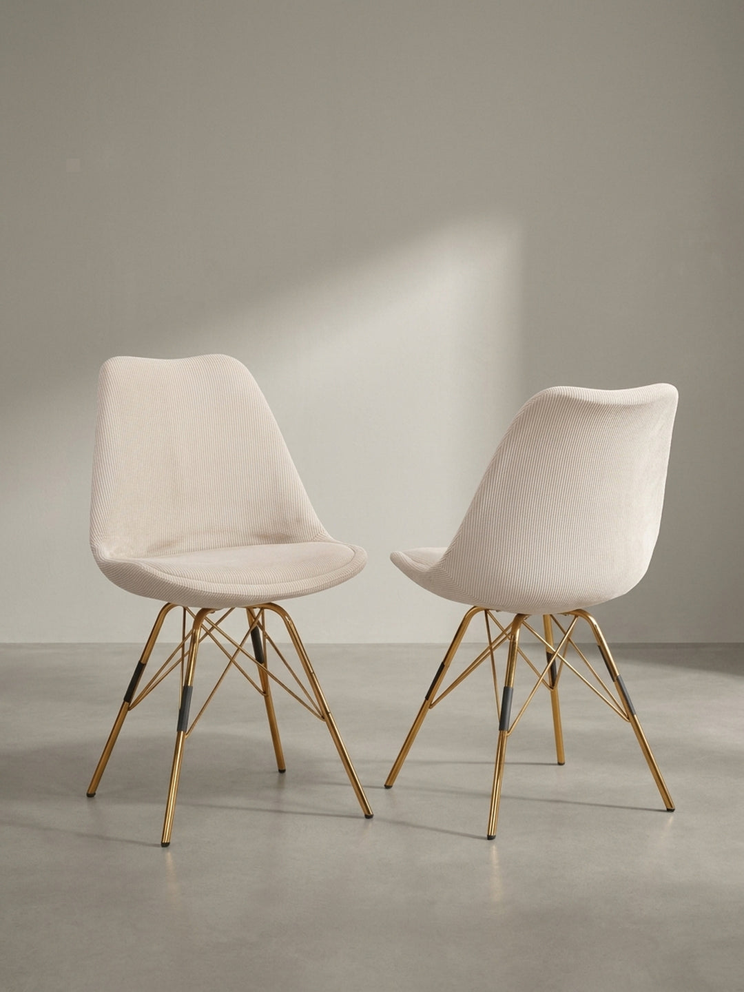 Seitenansicht des Esszimmerstuhls in Beige, welche die schlanke Silhouette und das eiffelturmartige Untergestell deutlich zeigt_