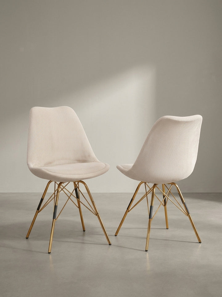 Seitenansicht des Esszimmerstuhls in Beige, welche die schlanke Silhouette und das eiffelturmartige Untergestell deutlich zeigt_