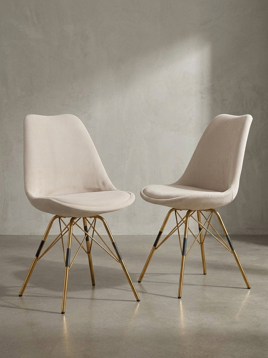 Gesamtansicht des eleganten Esszimmerstuhls, der weichen Cordstoff harmonisch mit einem glamourösen goldfarbenen Metallrahmen kombiniert_