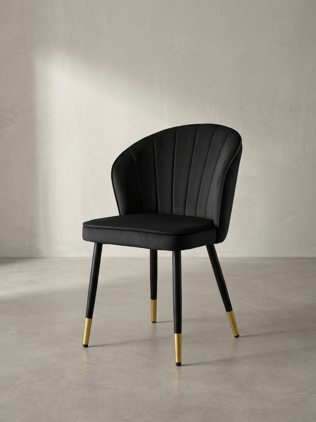 Schräge Seitenansicht des skandinavisch inspirierten Schalenstuhls in Schwarz, der die geschwungene ergonomische Form der weichen Rückenlehne perfekt zeigt._