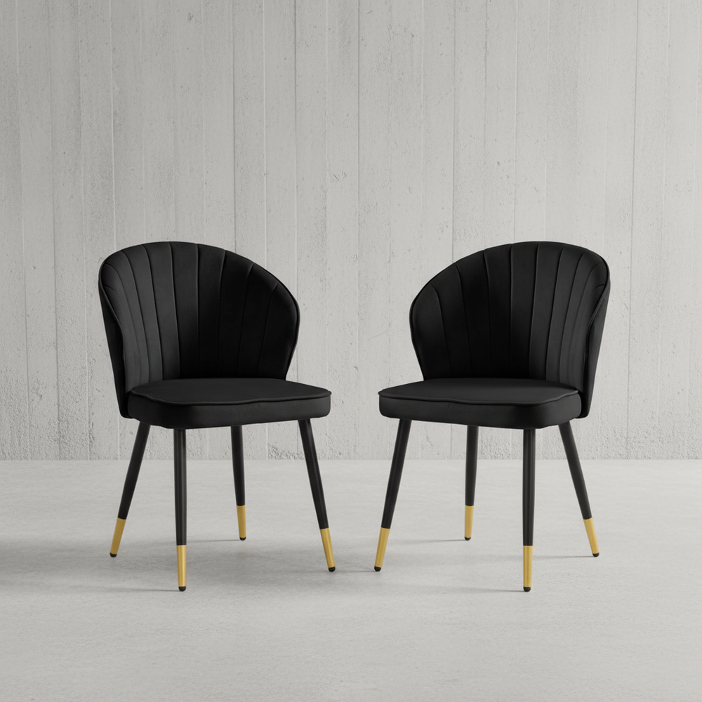 2er-Set Esszimmerstühle in Schwarz aus Samt mit schwarzen Metallbeinen und goldenen Endkappen – moderner Polsterstuhl im skandinavischen Design_