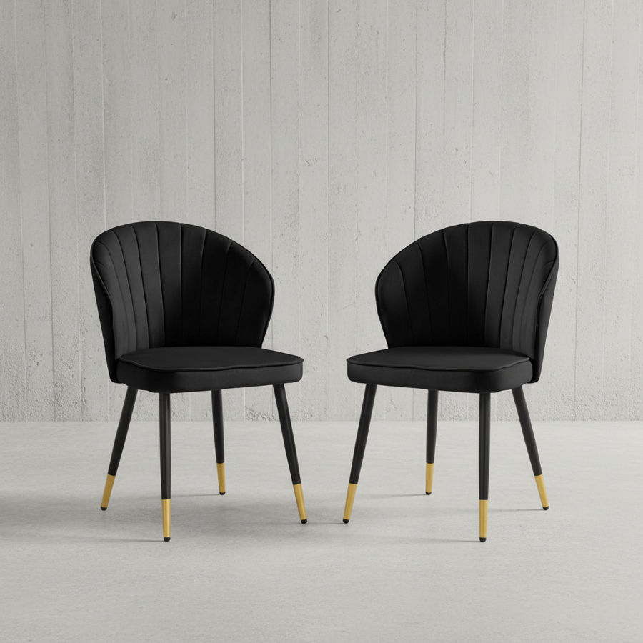 2er-Set Esszimmerstühle in Schwarz aus Samt mit schwarzen Metallbeinen und goldenen Endkappen – moderner Polsterstuhl im skandinavischen Design_