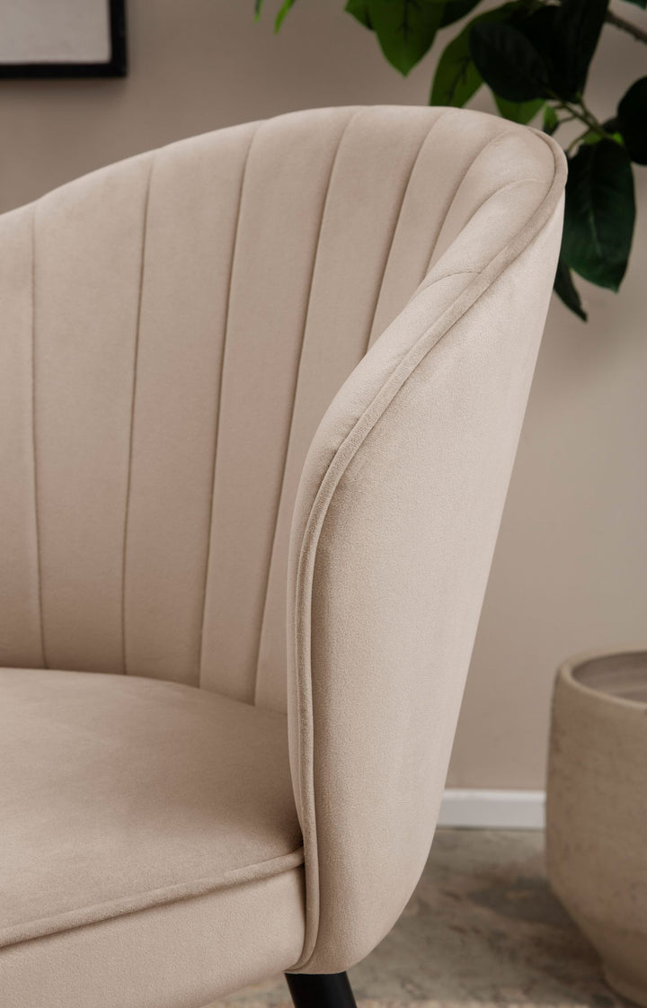 Detailansicht der Rückenlehne mit feiner Steppung und weicher Polsterung _