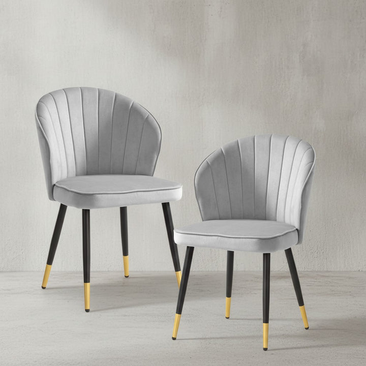  grau mit Stoffbezug und goldfarbenen Beinabschlüssen – moderne Schalenstühle fürs Esszimmer_