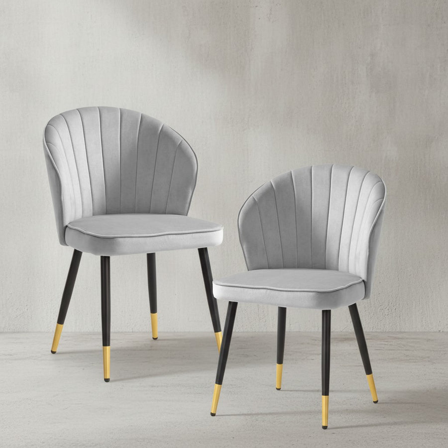  grau mit Stoffbezug und goldfarbenen Beinabschlüssen – moderne Schalenstühle fürs Esszimmer_