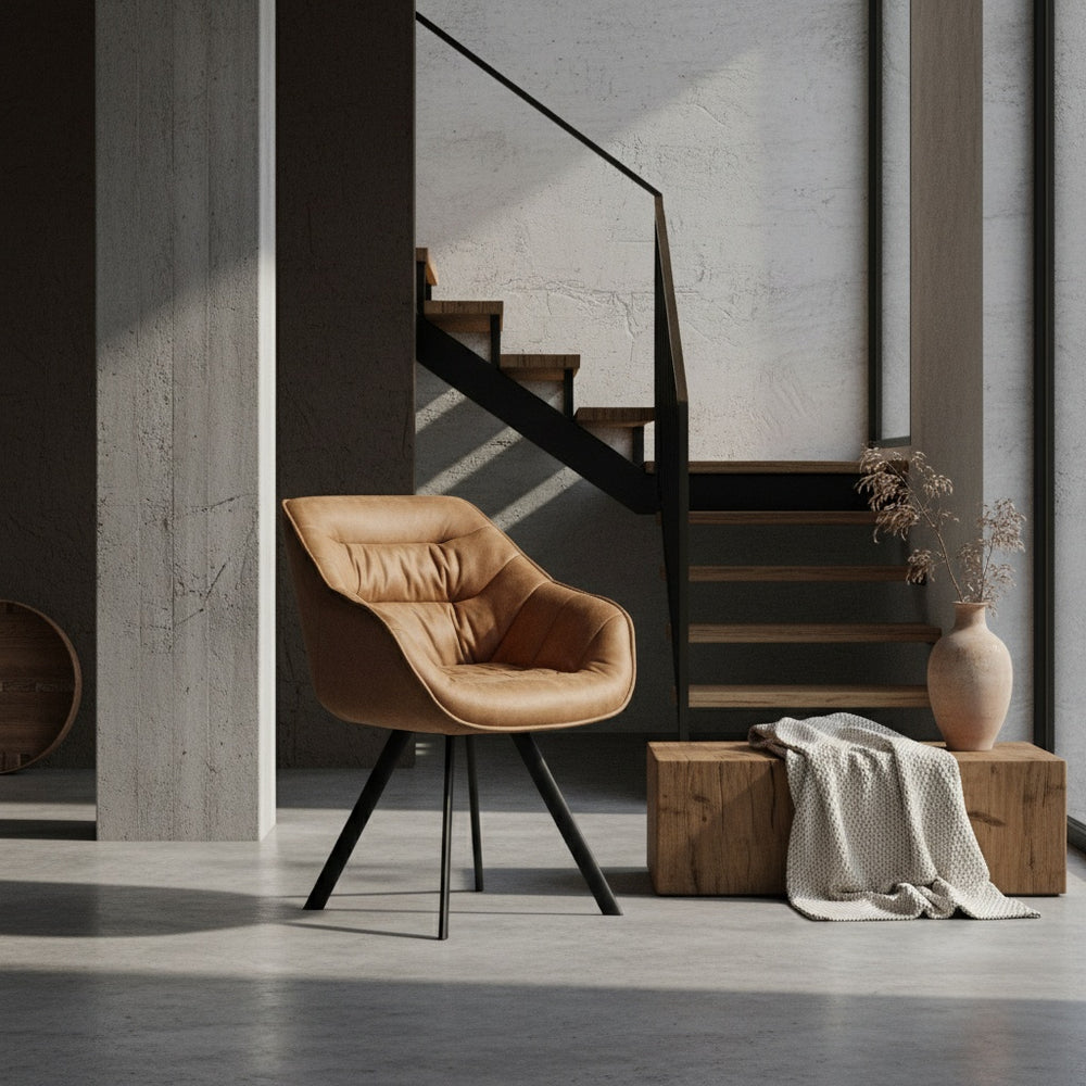 Moderner Esszimmerstuhl Loche in Beige mit samtweichem Bezug und schwarzen Eisenbeinen, stilvoll inszeniert im minimalistischen Interieur_