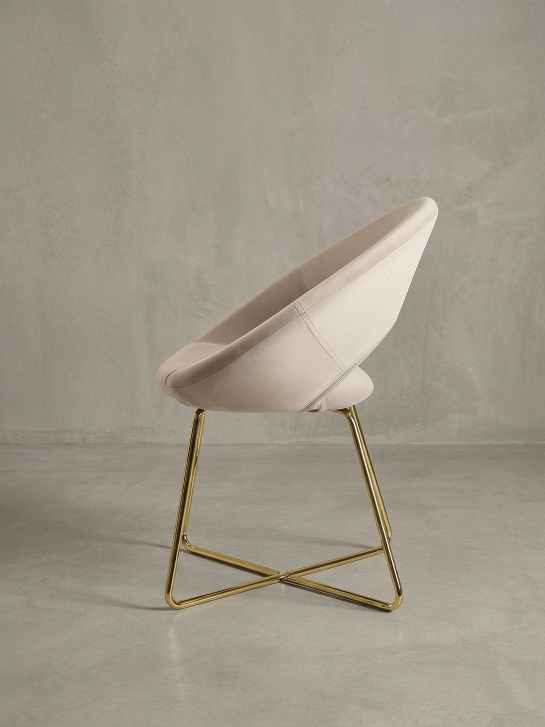 Rückansicht des Samt-Esszimmerstuhls in Beige, Fokus auf die saubere Nahtführung der Rückenlehne und die stabile Konstruktion des Goldgestells._