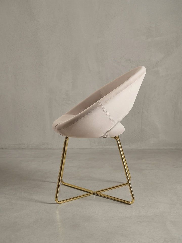 Rückansicht des Samt-Esszimmerstuhls in Beige, Fokus auf die saubere Nahtführung der Rückenlehne und die stabile Konstruktion des Goldgestells._