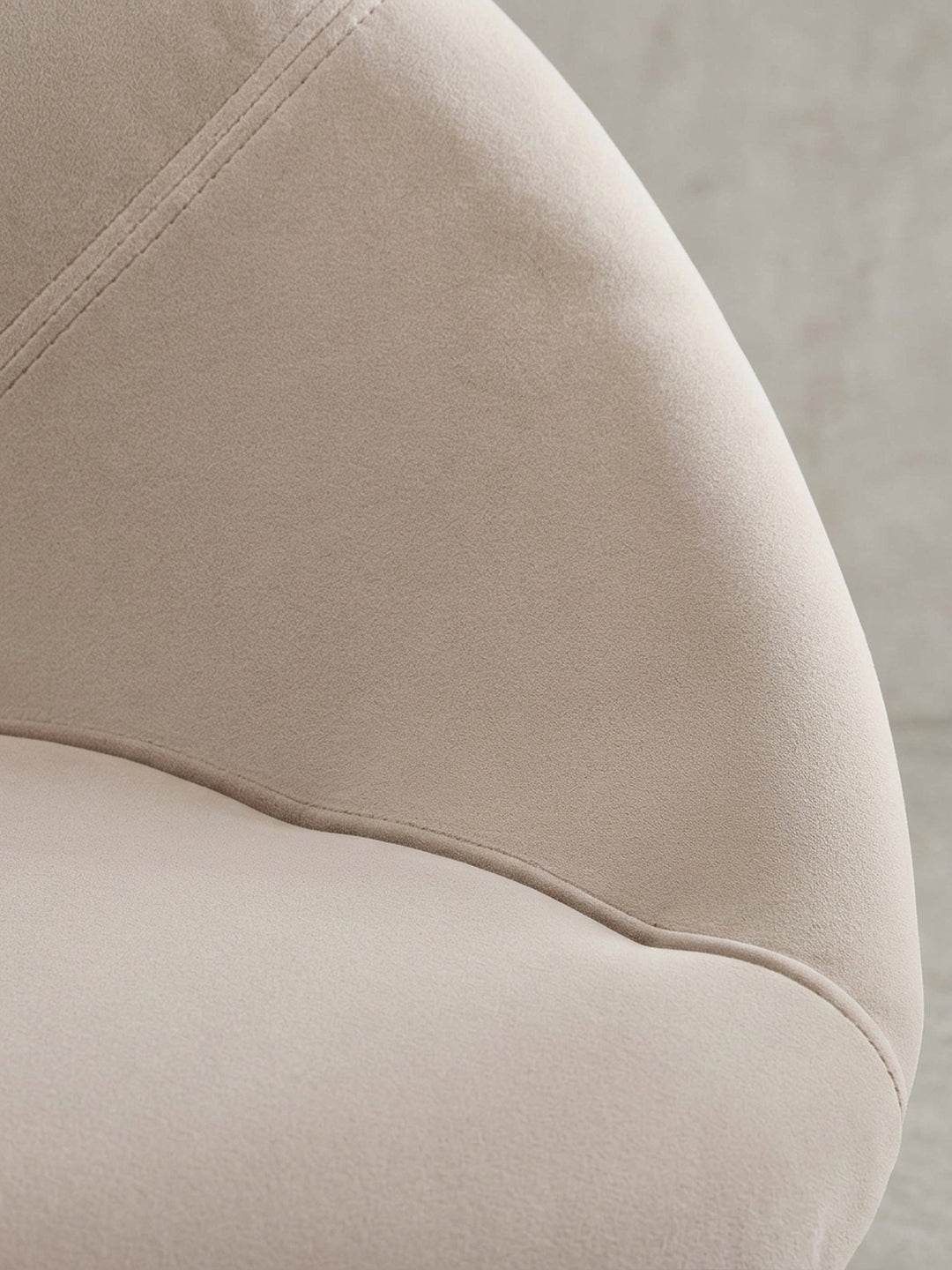 Gepolsterter Esszimmerstuhl als Designobjekt, Überblick über die harmonische Kombination aus beigem Samtstoff und einem eleganten Gold-Finish._