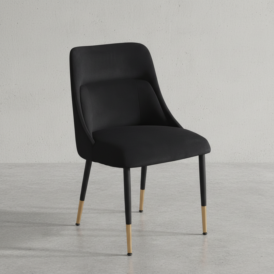 Moderner Esszimmerstuhl in Schwarz mit Samtbezug und schwarzen Beinen mit goldenen Kappen – eleganter Polsterstuhl für Esszimmer und Küche_