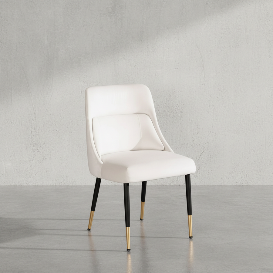Polsterstuhl in Weiß mit Samtbezug und schwarzen Beinen mit goldenen Details – moderner Esszimmerstuhl im skandinavischen Design_