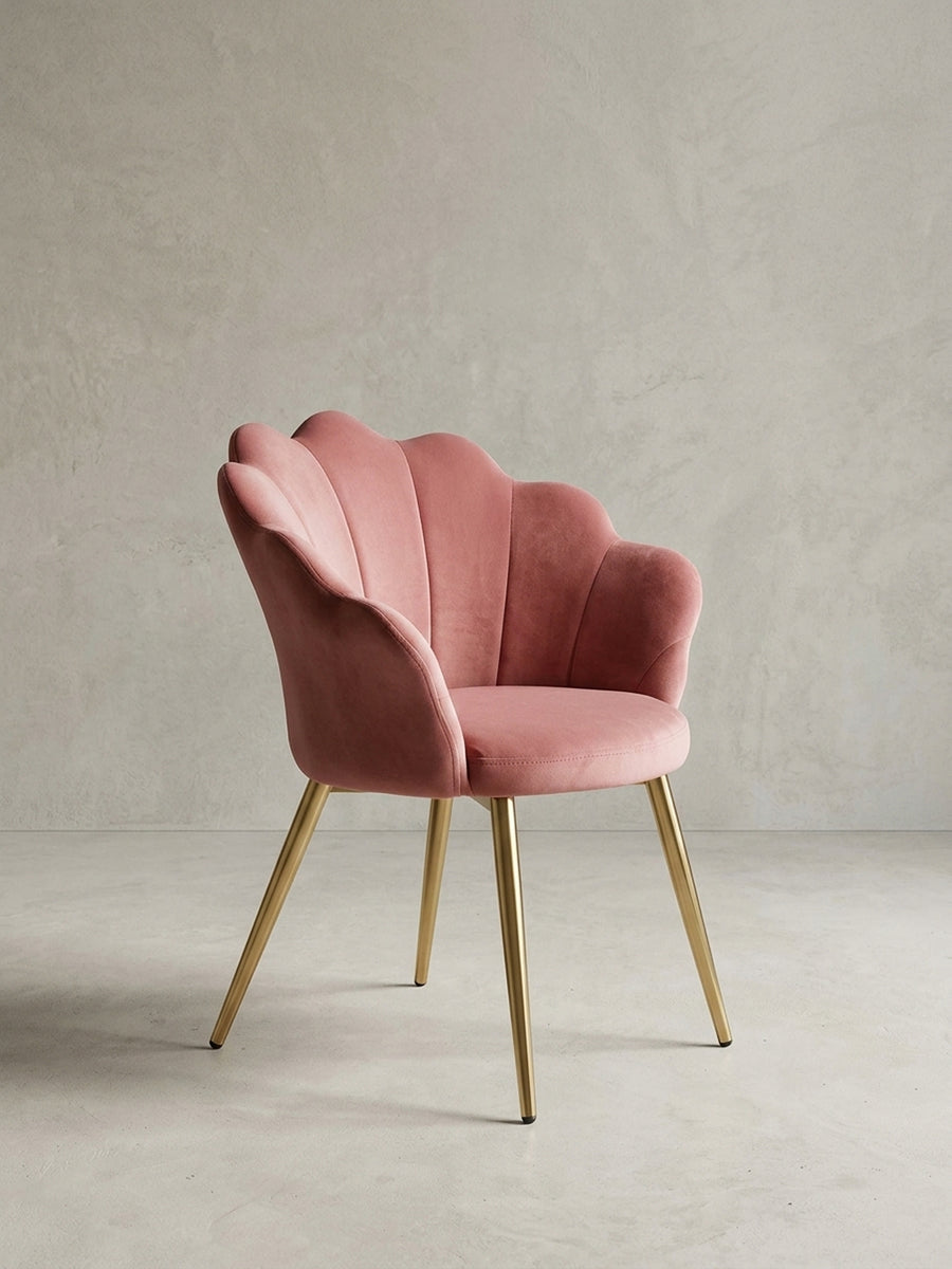 Frontansicht des Esszimmerstuhls Tulpe in Rosa Samt, der die symmetrische, blütenförmige Schale und die eleganten, goldfarbenen Metallbeine präsentiert._