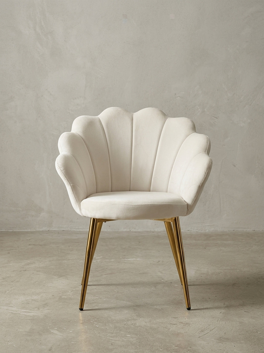 Dreiviertelansicht des Schalenstuhls im skandinavischen Design, die die geschwungene Form der Sitzschale aus Samt und die schlanken, goldenen Stuhlbeine hervorhebt._