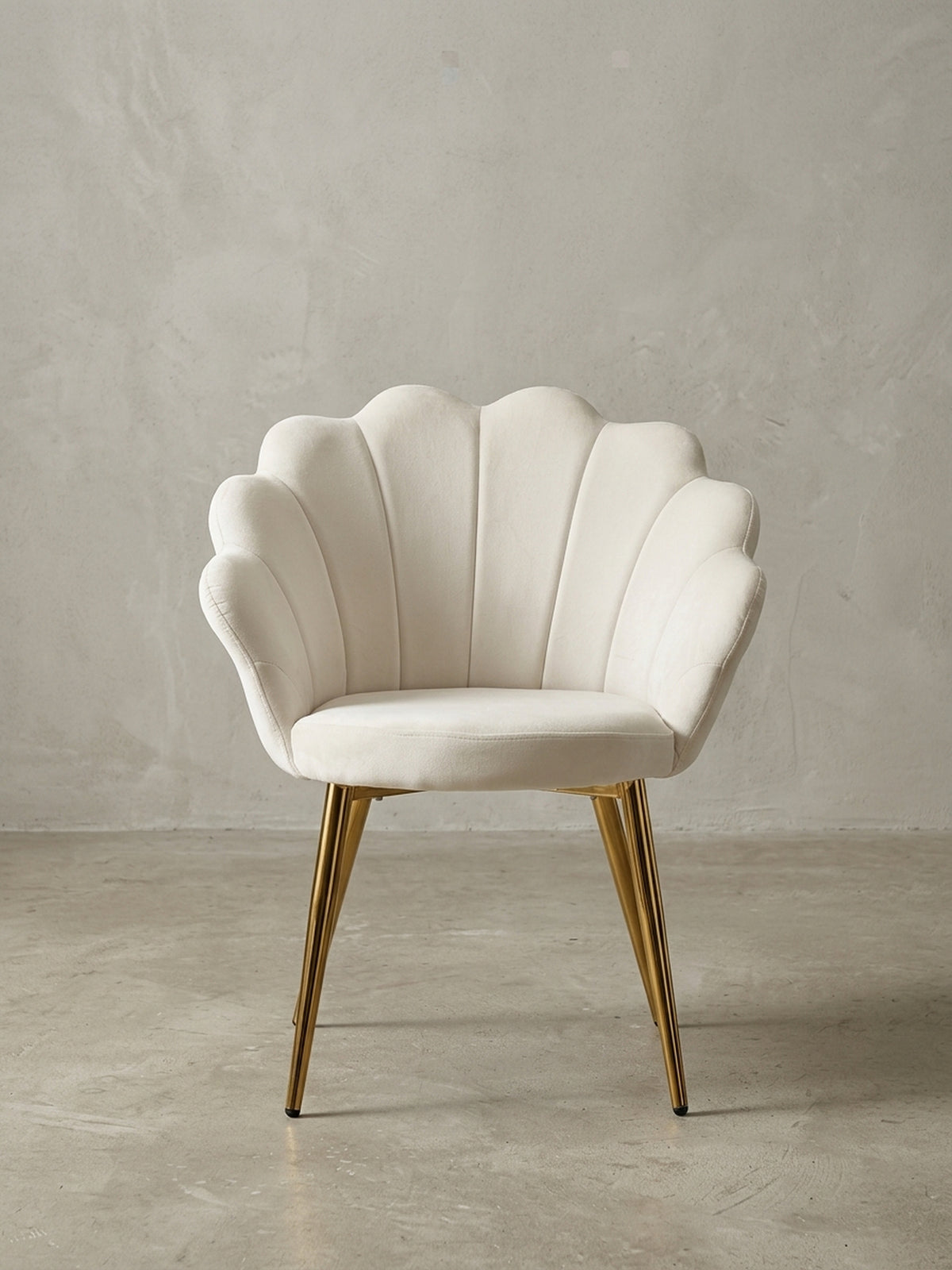 Dreiviertelansicht des Schalenstuhls im skandinavischen Design, die die geschwungene Form der Sitzschale aus Samt und die schlanken, goldenen Stuhlbeine hervorhebt._