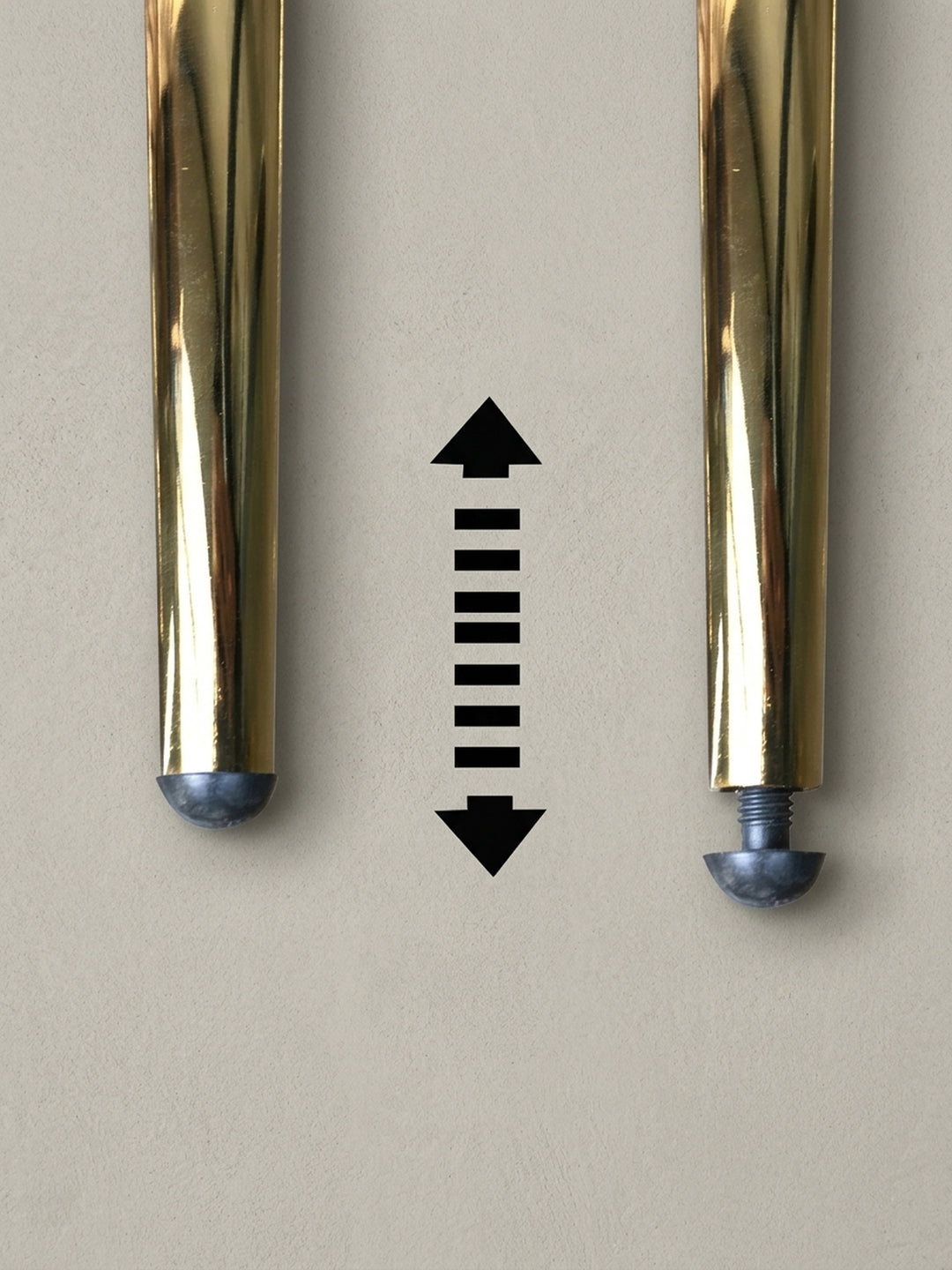Design-Esszimmerstuhl im skandinavischen Stil mit rosa Samtbezug und goldfarbenen Beinen, ideal als bequemer Küchenstuhl oder Polsterstuhl._