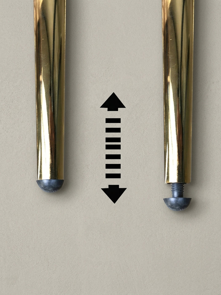 Design-Esszimmerstuhl im skandinavischen Stil mit rosa Samtbezug und goldfarbenen Beinen, ideal als bequemer Küchenstuhl oder Polsterstuhl._