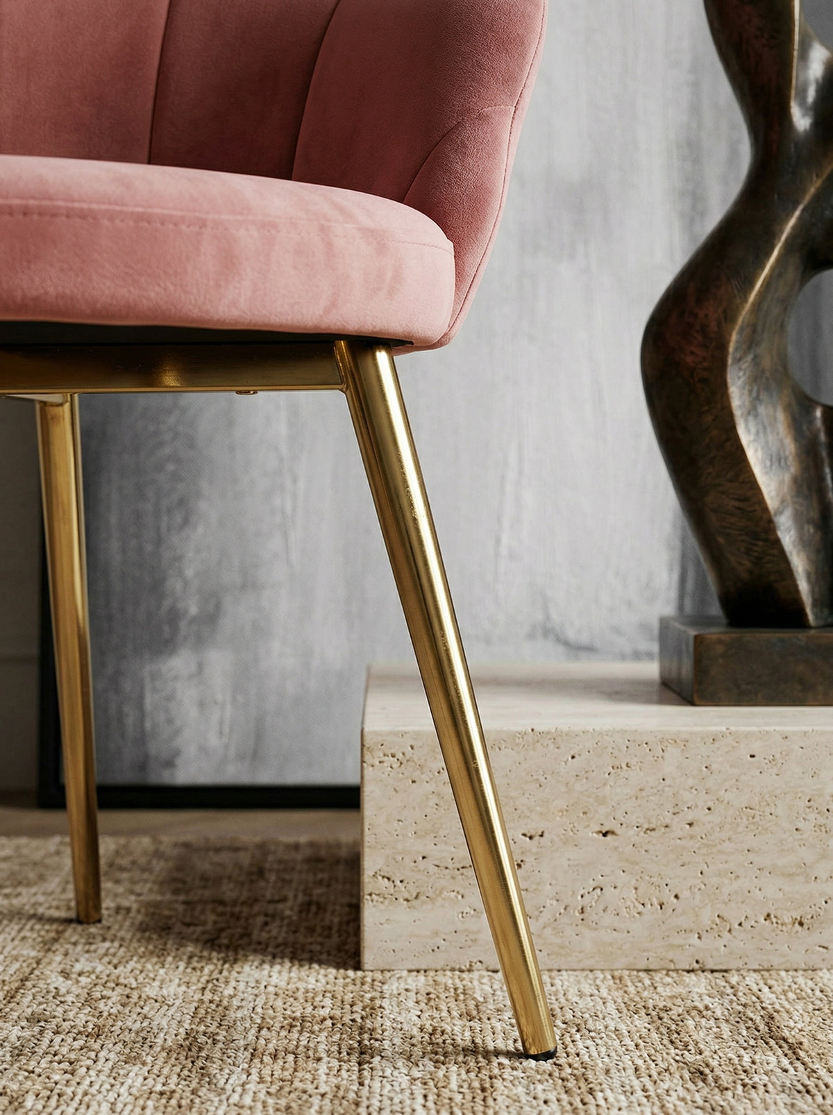 Esszimmerstuhl TULIP_ Skandinavisches Design_ Samtbezug_ goldene Metallbeine_ Kunststoffkappen - KADIMA DESIGN_Farbe_ Rosa_ Größe_ 47,5x53x80 cm_