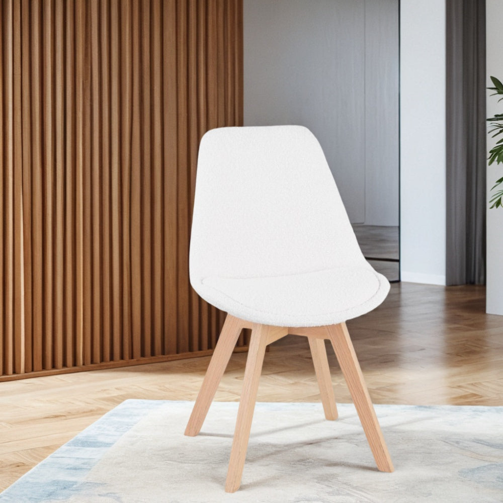 Gepolsterter Küchenstuhl mit ergonomischer Sitzschale und naturbelassenen Holzbeinen von Kadima Design_