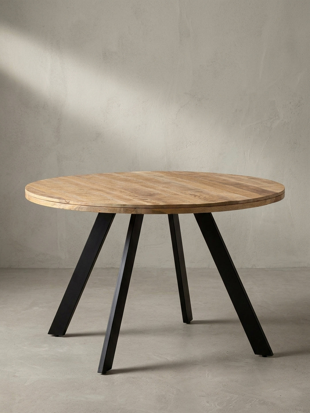 Gesamtansicht des runden Holztisches im Industrial-Stil, ideal für Esszimmer oder eine geräumige Wohnküche für bis zu vier Personen._