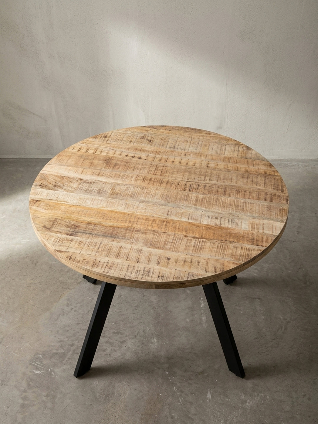 Nahaufnahme des Tischrandes aus massivem Mangoholz, die die feine Verarbeitung und die schützende Klarlack-Versiegelung zeigt._