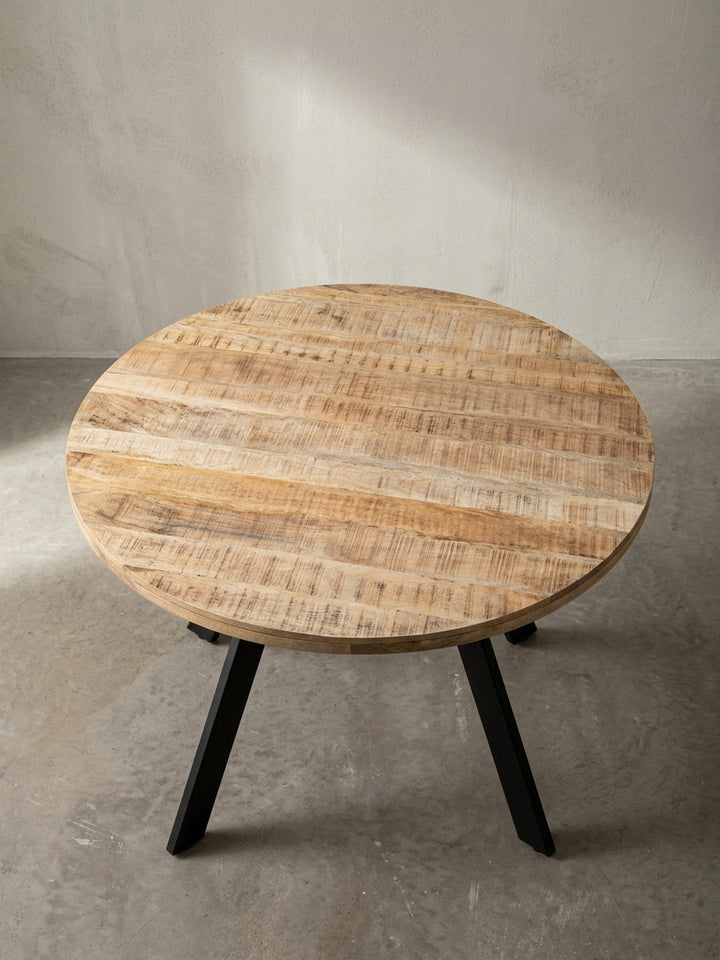 Nahaufnahme des Tischrandes aus massivem Mangoholz, die die feine Verarbeitung und die schützende Klarlack-Versiegelung zeigt._