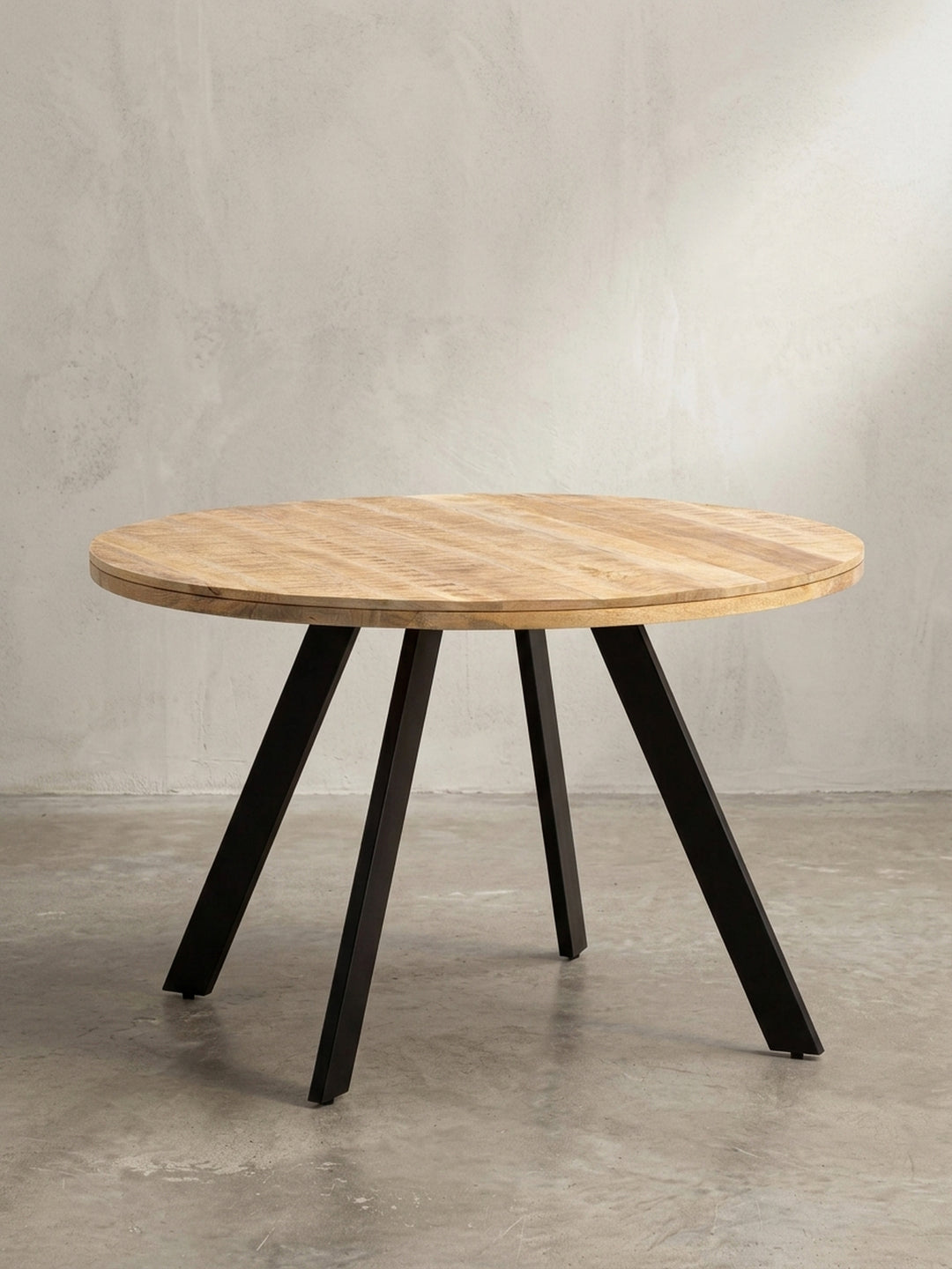 Seitenansicht des Holztisches, die die Höhe von 76 cm und die Stärke der 4 cm dicken Tischplatte aus massivem Mangoholz verdeutlicht._