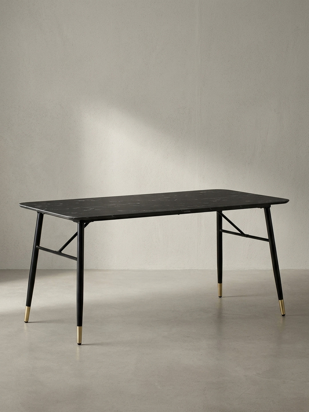 Gesamteindruck des 120 cm langen Tisches der sich durch sein zeitloses Design hervorragend für kleinere moderne Essbereiche eignet_