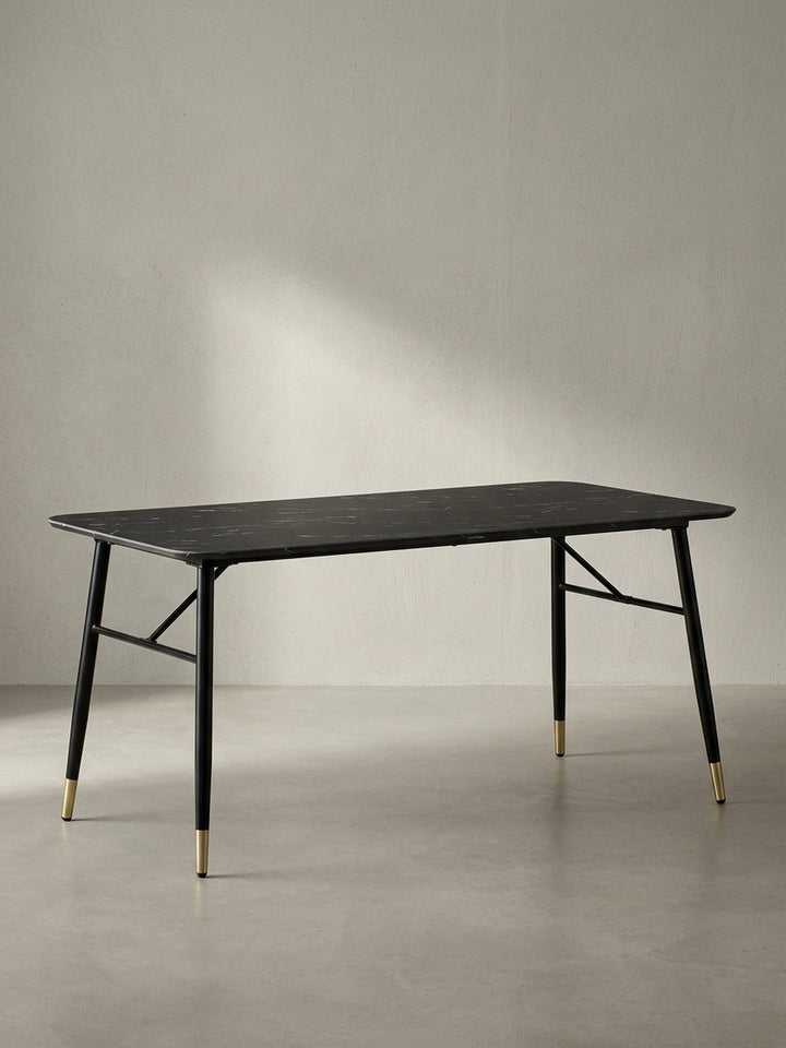 Gesamteindruck des 120 cm langen Tisches der sich durch sein zeitloses Design hervorragend für kleinere moderne Essbereiche eignet_