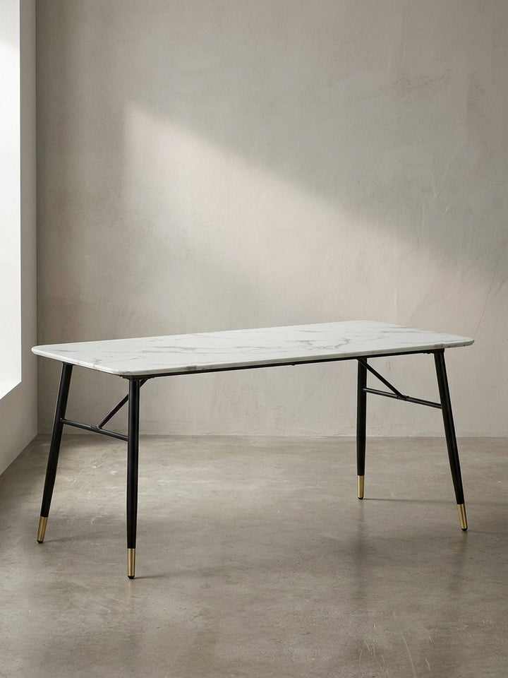 Freigestellter Esstisch in Marmoroptik mit Maßen 140x80 cm und schwarzen pulverbeschichteten Metallbeinen vor weißem Hintergrund_