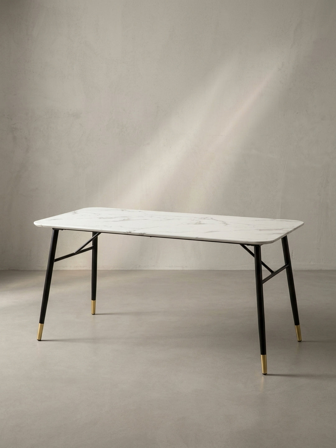 Seitenansicht des modernen Speisetisches, der die schlanke Silhouette der Tischplatte und die elegant ausgestellten Beine betont_