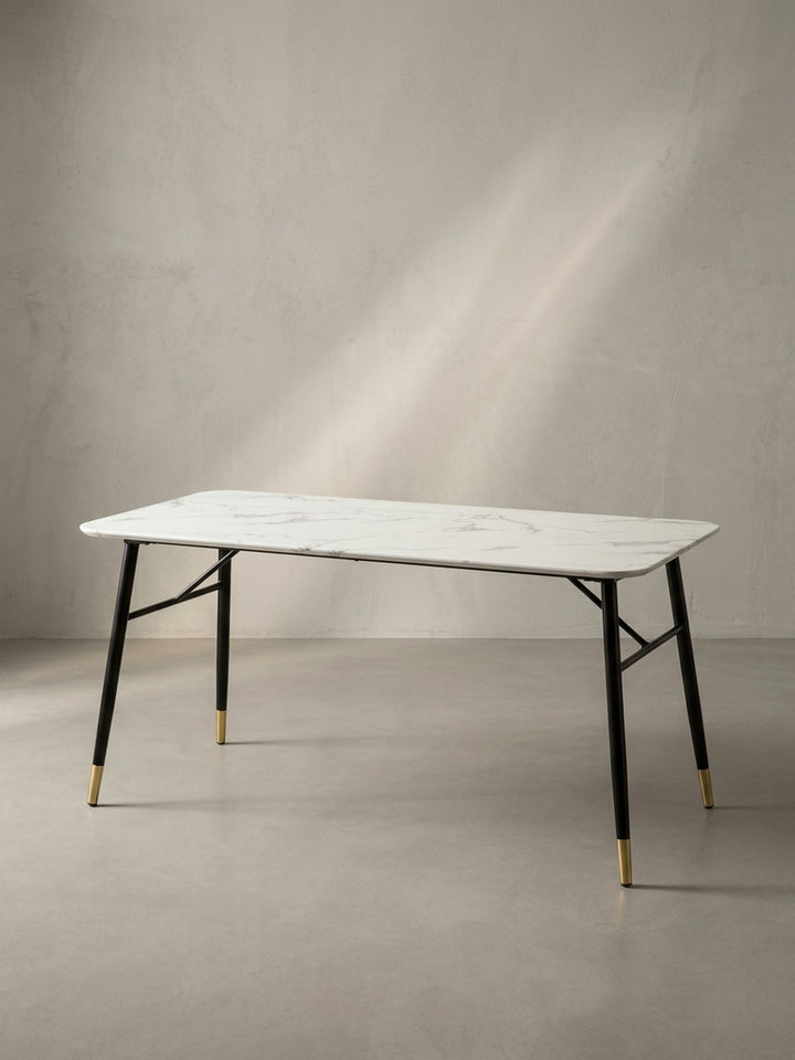 Seitenansicht des modernen Speisetisches, der die schlanke Silhouette der Tischplatte und die elegant ausgestellten Beine betont_