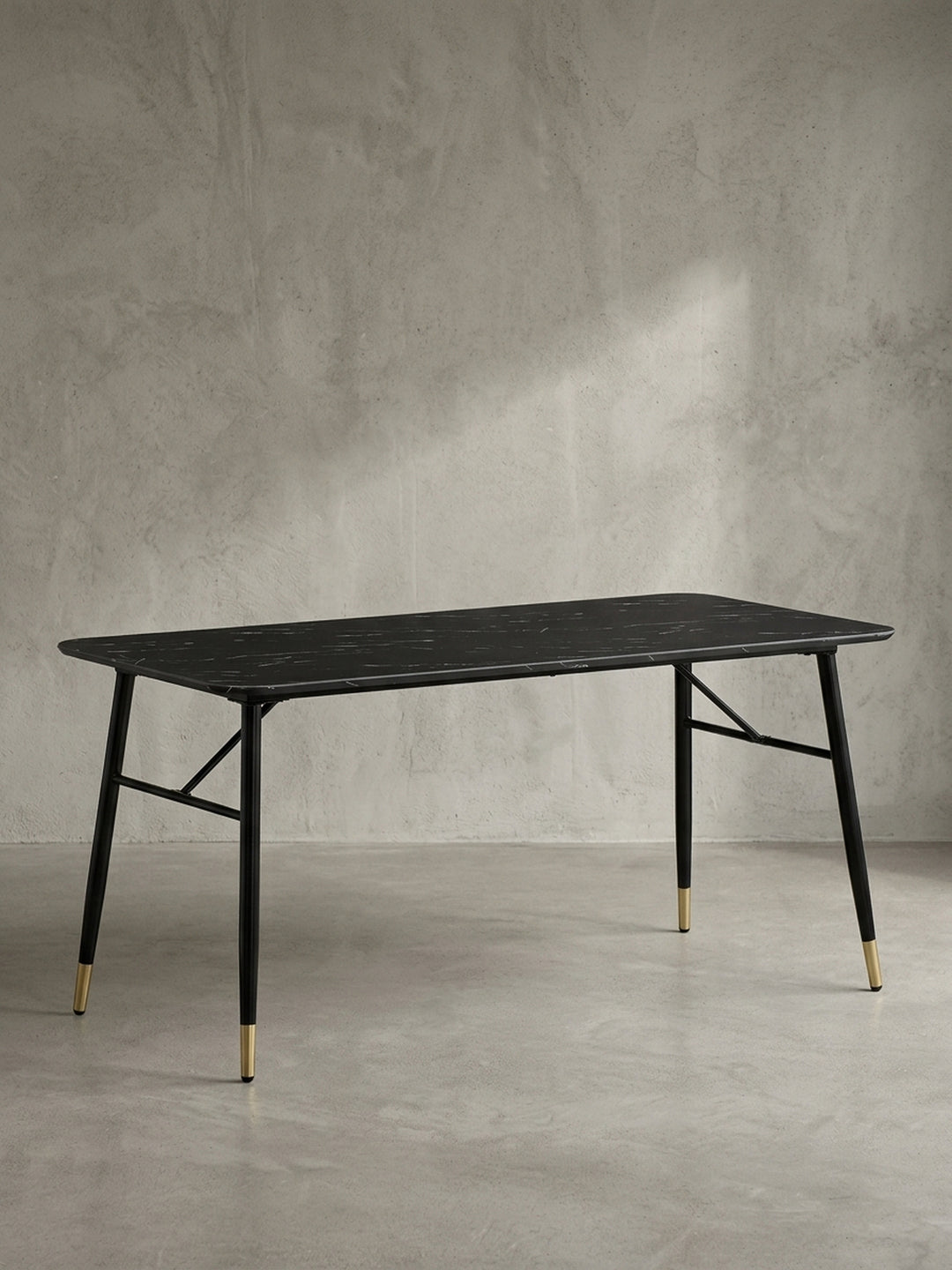 Gesamtübersicht des eleganten Möbelstücks das mit seiner kratzfesten folierten MDF-Platte und dem robusten Eisengestell modernes Design mit alltäglicher Funktionalität vereint._