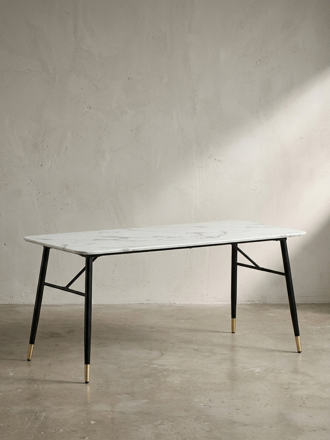 Rechteckiger Tisch für das Esszimmer 160x80 cm mit glänzender Marmor-Optik Platte und schwarz pulverbeschichtetem Eisengestell vor weißem Studio-Hintergrund_