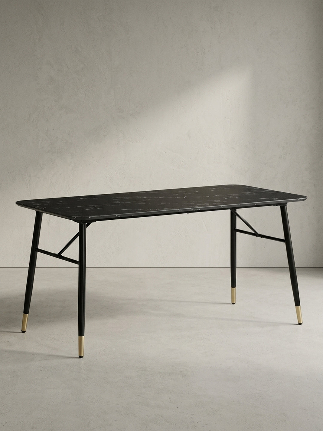Freistehender schwarzer Esstisch 160x80 cm mit hochglänzender Marmor-Optik und ausgestellten Eisenbeinen vor einem neutralen hellen Hintergrund präsentiert._