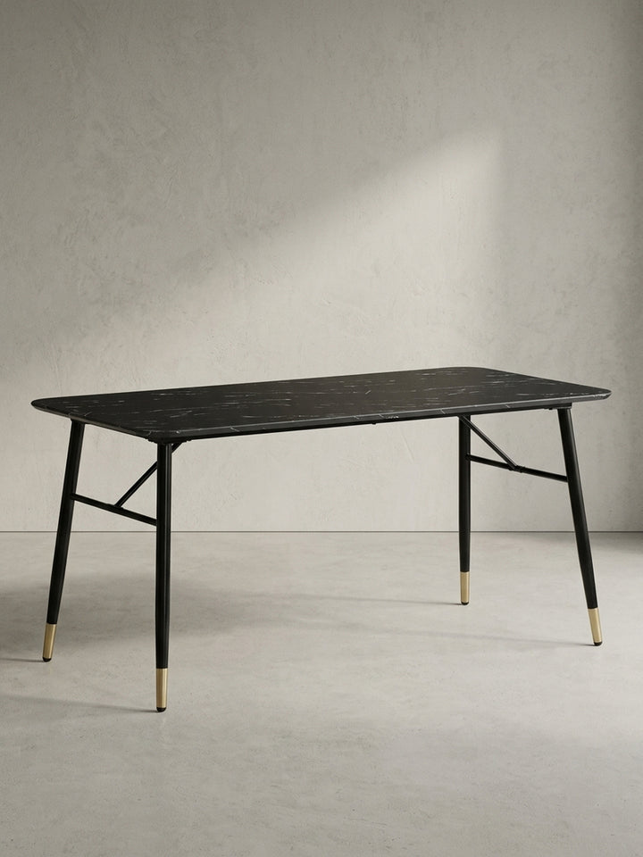 Freistehender schwarzer Esstisch 160x80 cm mit hochglänzender Marmor-Optik und ausgestellten Eisenbeinen vor einem neutralen hellen Hintergrund präsentiert._