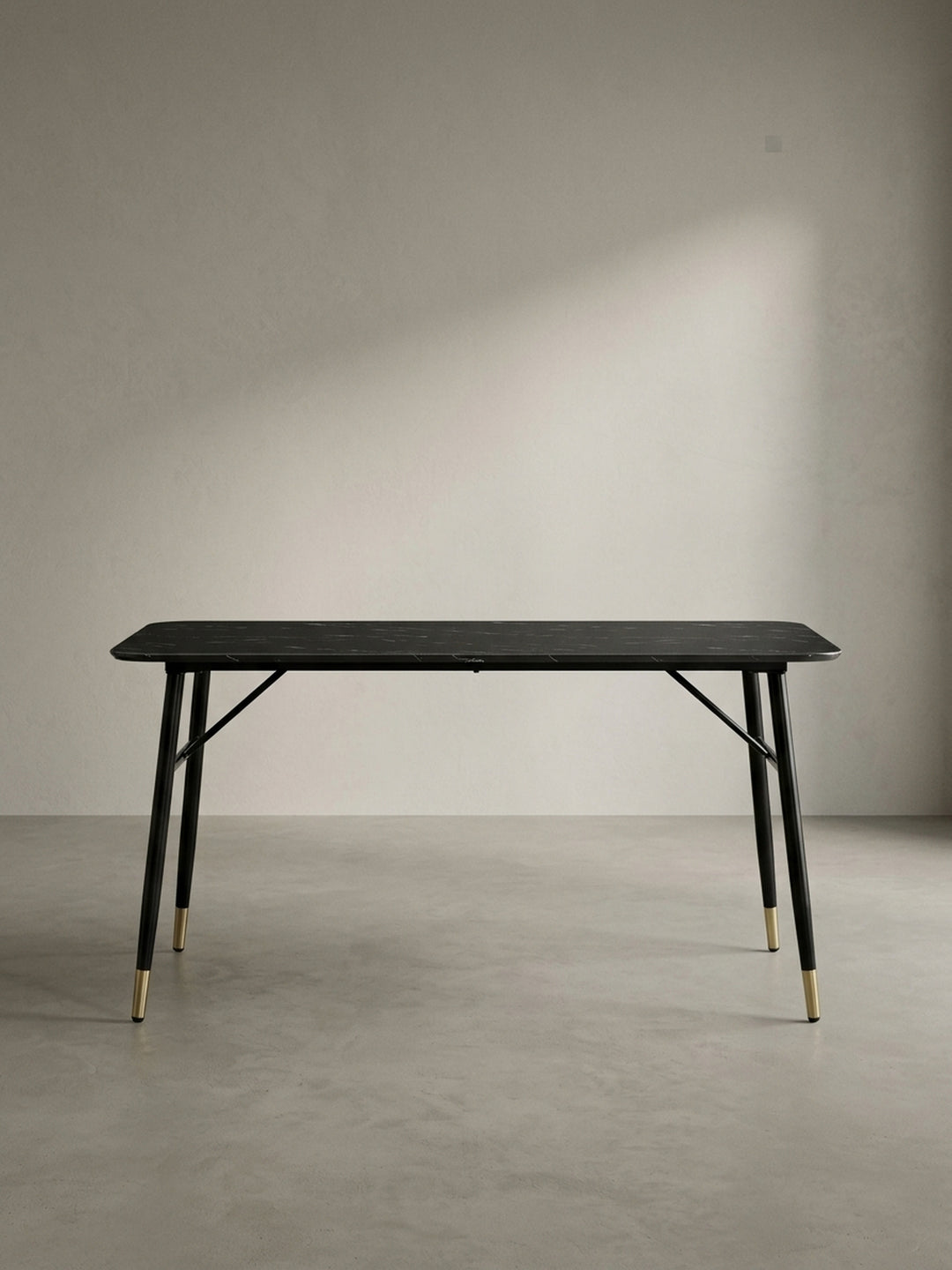 Vollständige Gesamtdarstellung des 76 cm hohen Esstisches in schwarzer Hochglanz-Marmor-Optik, der klassisches Design mit alltagstauglichen Materialien verbindet._