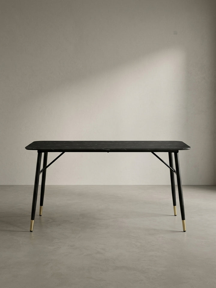 Vollständige Gesamtdarstellung des 76 cm hohen Esstisches in schwarzer Hochglanz-Marmor-Optik, der klassisches Design mit alltagstauglichen Materialien verbindet._