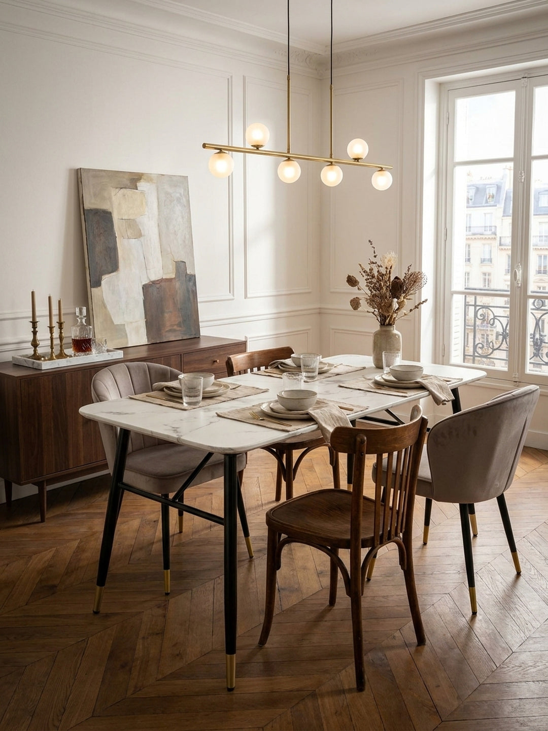 Rechteckiger Tisch 200x90x76 cm kombiniert mit gepolsterten Esszimmerstühlen unter einer eleganten Messing-Pendelleuchte_