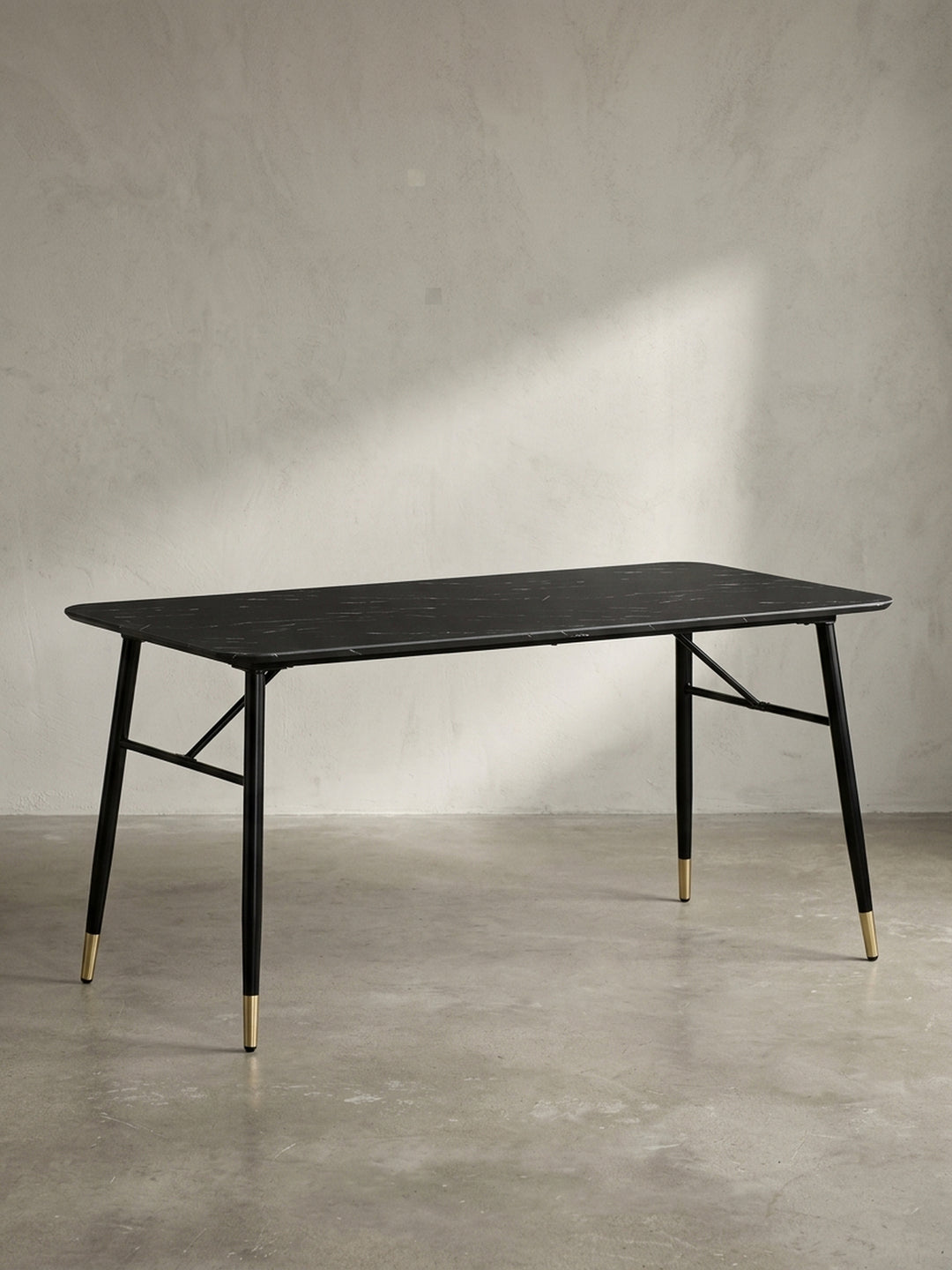 Schwarzer Esstisch 200x90 cm mit abgerundeten Ecken und filigranem Metallgestell freigestellt vor weißem Hintergrund._