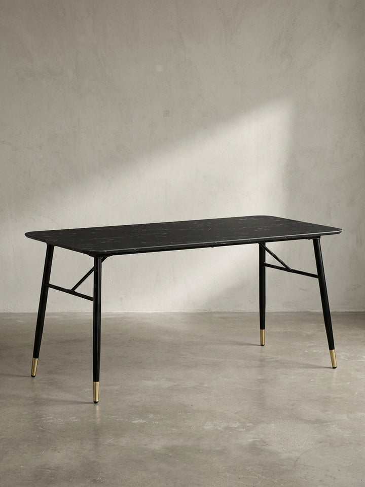 Schwarzer Esstisch 200x90 cm mit abgerundeten Ecken und filigranem Metallgestell freigestellt vor weißem Hintergrund._