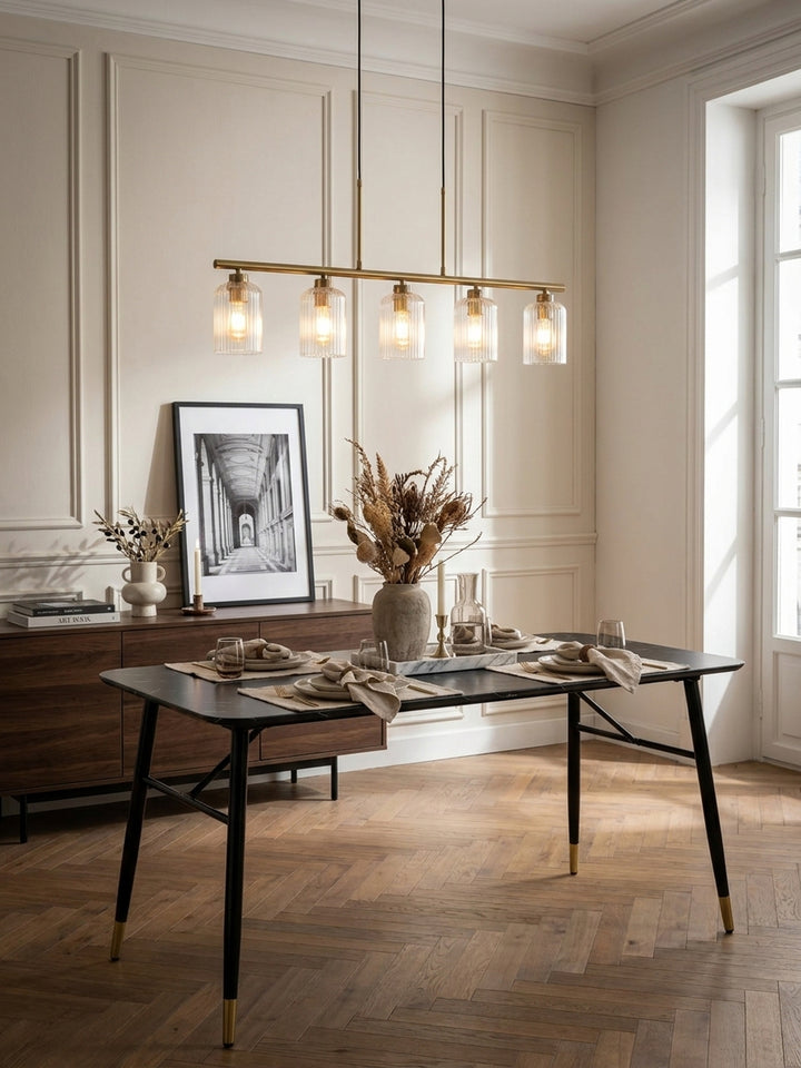 Nahaufnahme der glänzenden Tischplatte in dunklem Marmor-Look mit hellen feinen Adern und aufgestelltem Glas._