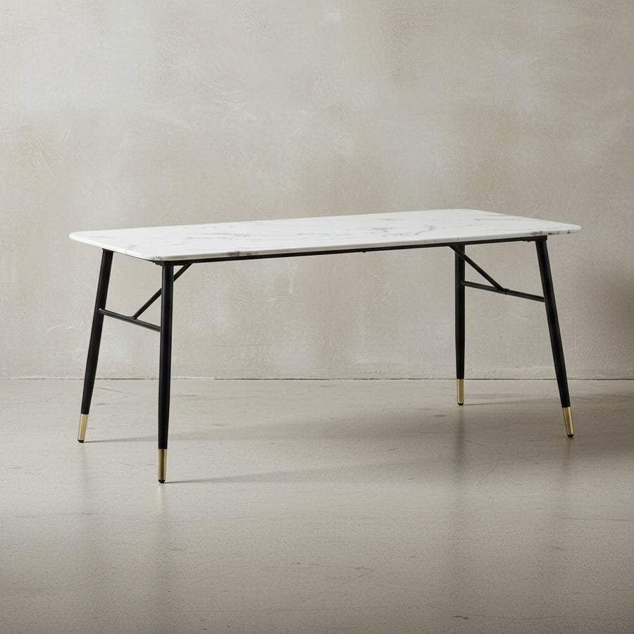 Tisch Esszimmer mit Metallbeinen_