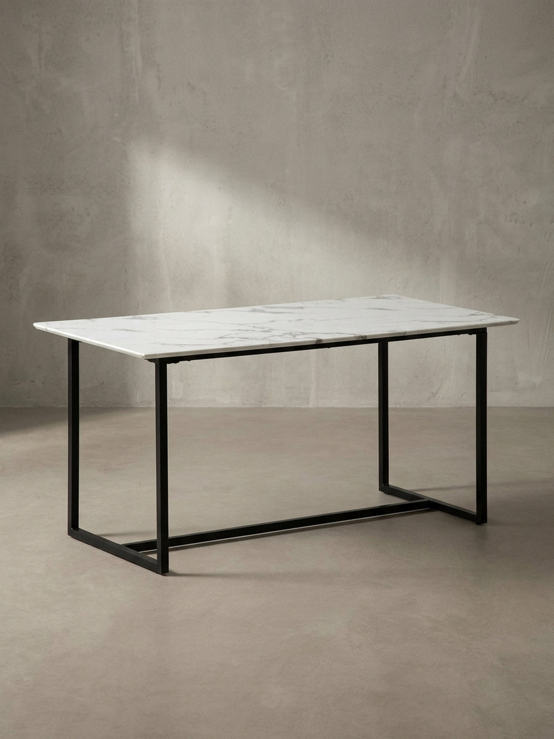 Seitenansicht des 76 cm hohen Esszimmertisches mit markanter schwarzer Metallkonstruktion und kontrastierender strahlend weißer Tischfläche_