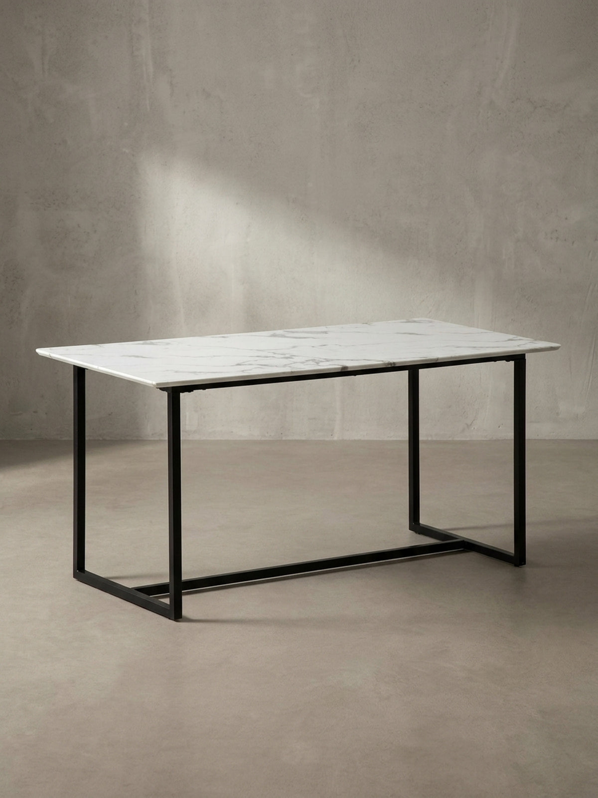 Seitenansicht des 76 cm hohen Esszimmertisches mit markanter schwarzer Metallkonstruktion und kontrastierender strahlend weißer Tischfläche_