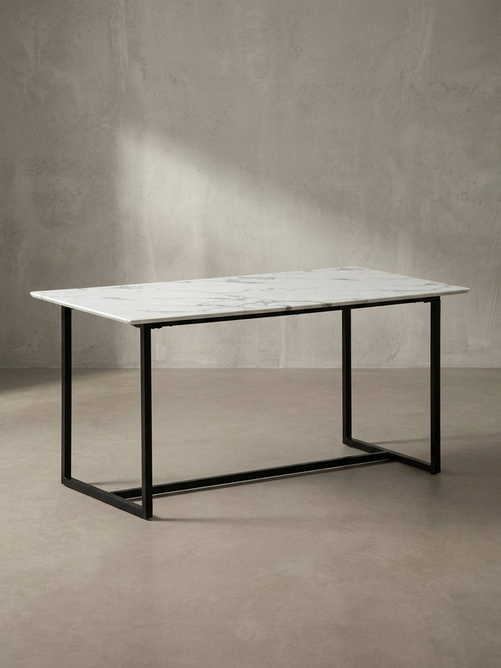Seitenansicht des 76 cm hohen Esszimmertisches mit markanter schwarzer Metallkonstruktion und kontrastierender strahlend weißer Tischfläche_