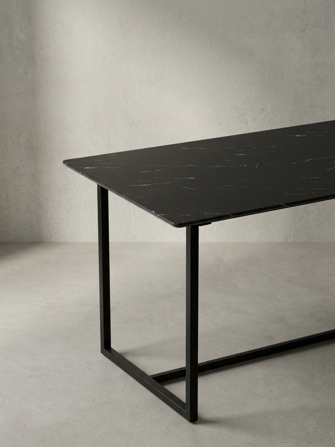 Zweite Studioansicht des dunklen Tisches unterstreicht die eleganten Proportionen von 120 cm Länge und 76 cm Höhe_