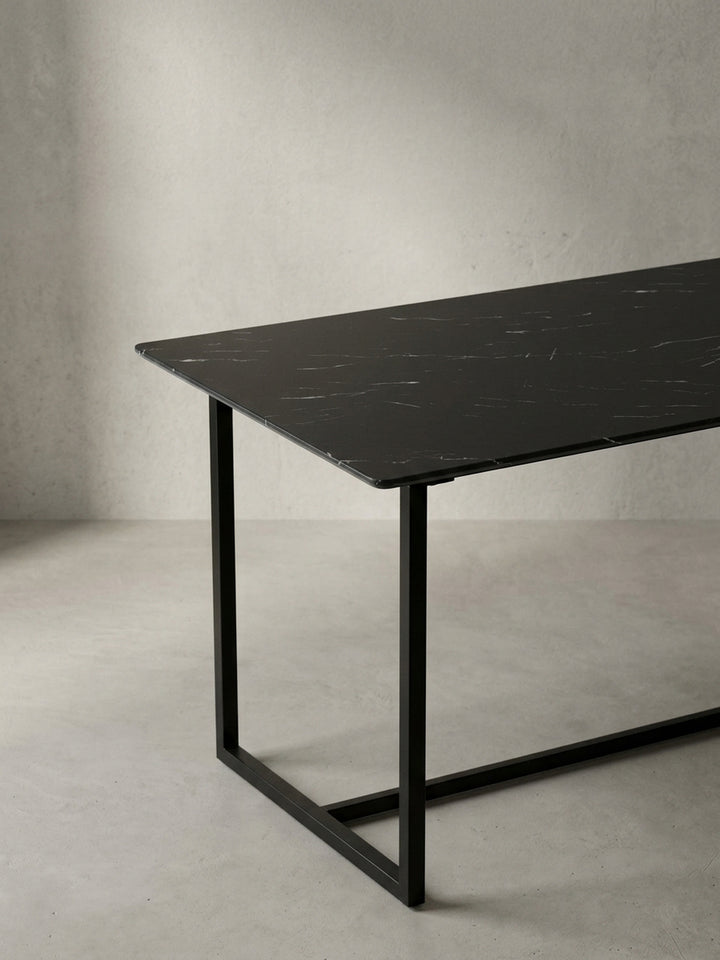 Zweite Studioansicht des dunklen Tisches unterstreicht die eleganten Proportionen von 120 cm Länge und 76 cm Höhe_