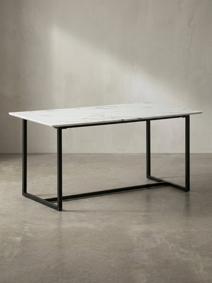 Rechteckiger Küchentisch aus foliertem MDF im Hochglanz-Marmor-Design auf pulverbeschichteten schwarzen Metallbeinen in der dreiviertel Perspektive._