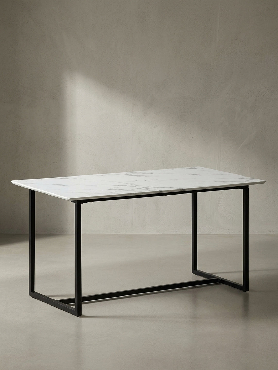 Freistehender Esstisch 160x80x76 cm in weißer Marmor-Optik mit markantem schwarzem Eisengestell in der ungestörten Frontansicht._